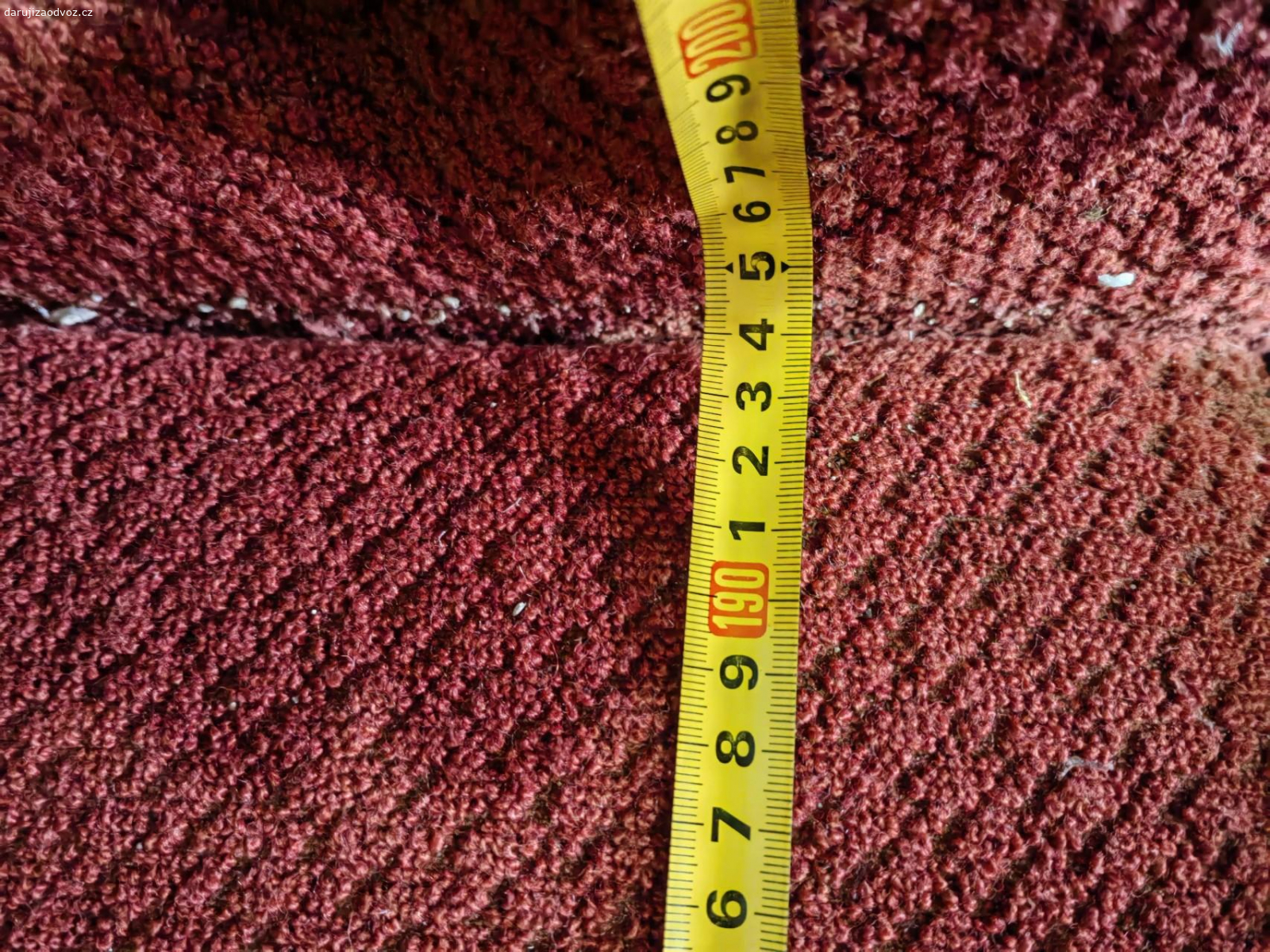 gauč rozkládací. Rozkládací pohodlný měkký gauč. Ve složeném stavu o rozměrech 222 cm x 90 cm. V rozloženém stavu lůžko o rozměrech 194 cm x 118 cm.