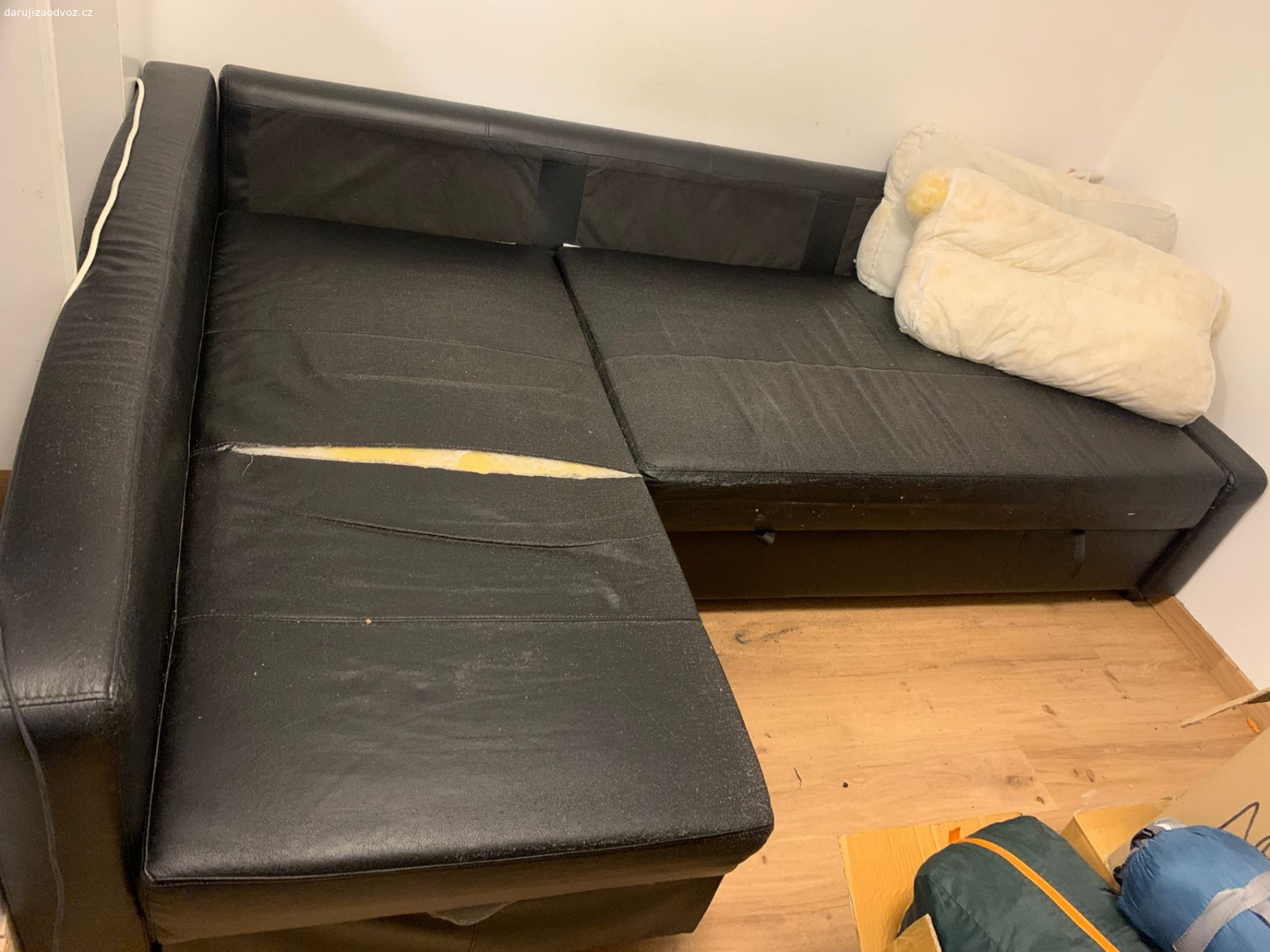 Gauč - rozkládací. Daruji gauč, je již starší a je potřeba na něm mít deku, či prostěradlo, jinak naprosto funkční s úložným prostorem a polštáři bez potahu, rozměr - 228 x 140