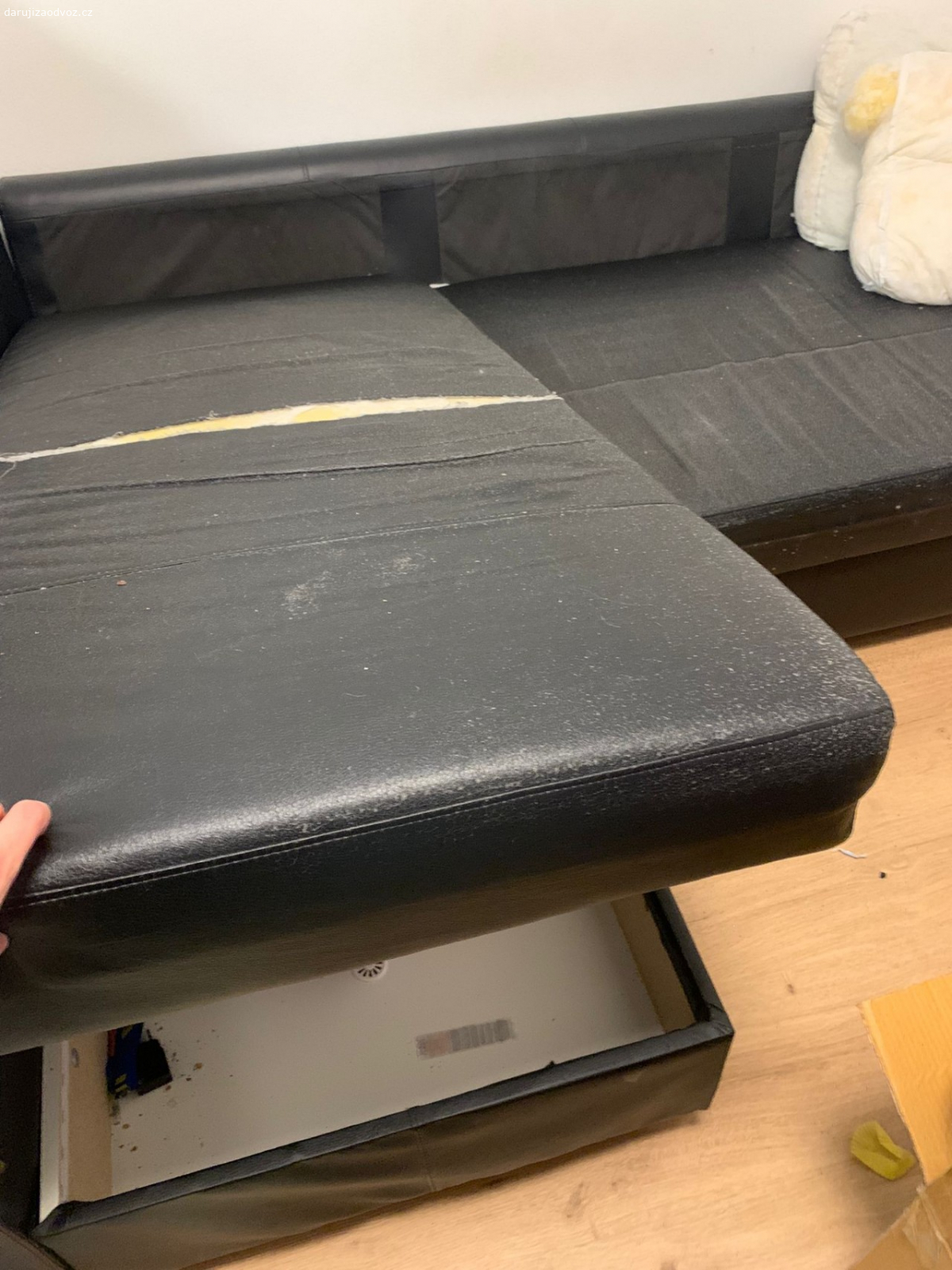 Gauč - rozkládací. Daruji gauč, je již starší a je potřeba na něm mít deku, či prostěradlo, jinak naprosto funkční s úložným prostorem a polštáři bez potahu, rozměr - 228 x 140