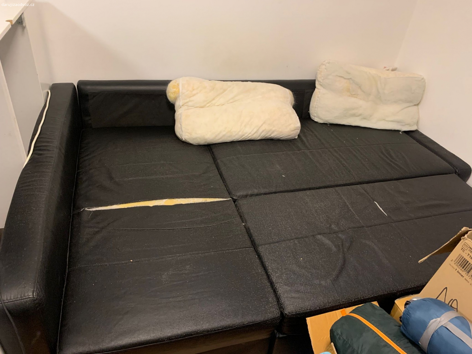 Gauč - rozkládací. Daruji gauč, je již starší a je potřeba na něm mít deku, či prostěradlo, jinak naprosto funkční s úložným prostorem a polštáři bez potahu, rozměr - 228 x 140