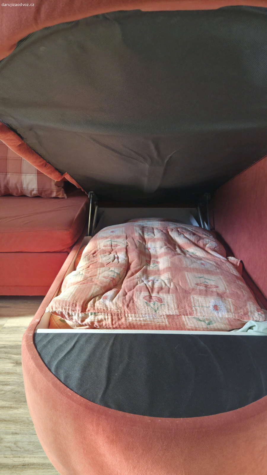 gauč rozkládací. Gauč rozkládací 250 x 210
Gauč je udržovaný, povrchy v dobré kondici, žádnédiry ani fleky. 
Spát se na něm dá v jednom v pohodě, ve dvou spíš nouzově, na sezení dobrý.
Rozkládání je opravované, funguje.
Rozmontovat se dá na dva velké kusy. Je to dost těžké, stěhovali to 2 chlapi.
