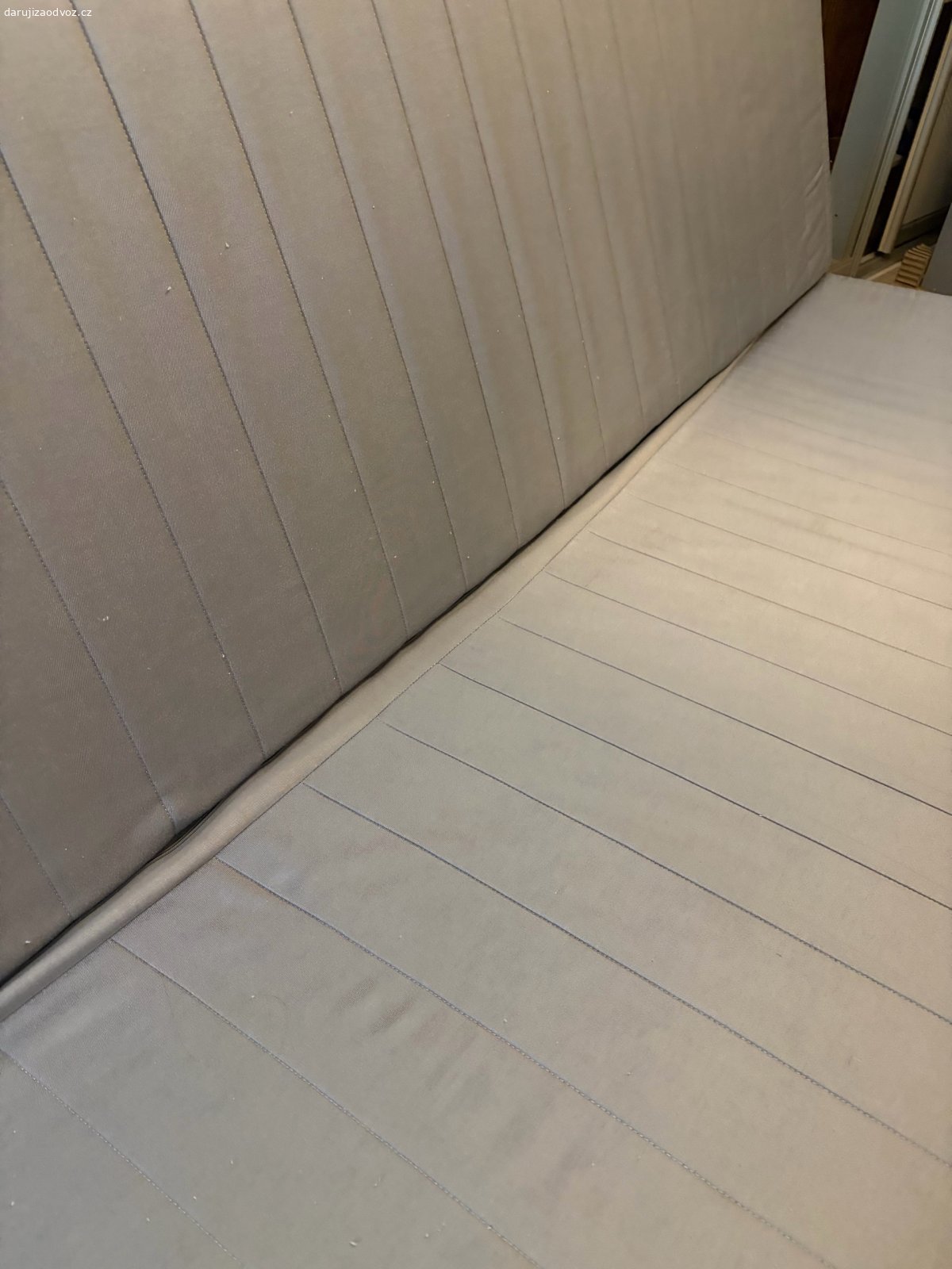 Gauč rozkládací. Daruji za odvoz rozkládací gauč s úložným prostorem.

Šířka - 200 cm
Šířka po rozložení - 240 cm
Hloubka - 110 cm
Výška - 90 cm

Gauč je lehce flekatý, byl používaný přehoz, pokud se mu da trochu péče a hezký přehoz, může ještě dobře posloužit.