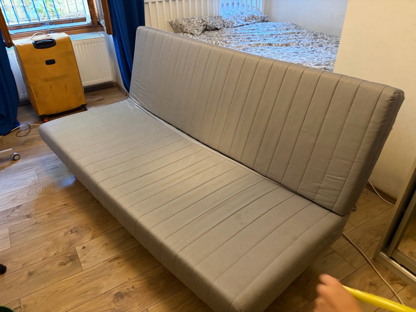 Gauč rozkládací. Daruji za odvoz rozkládací gauč s úložným prostorem.

Šířka - 200 cm
Šířka po rozložení - 240 cm
Hloubka - 110 cm
Výška - 90 cm

Gauč je lehce flekatý, byl používaný přehoz, pokud se mu da trochu péče a hezký přehoz, může ještě dobře posloužit.
