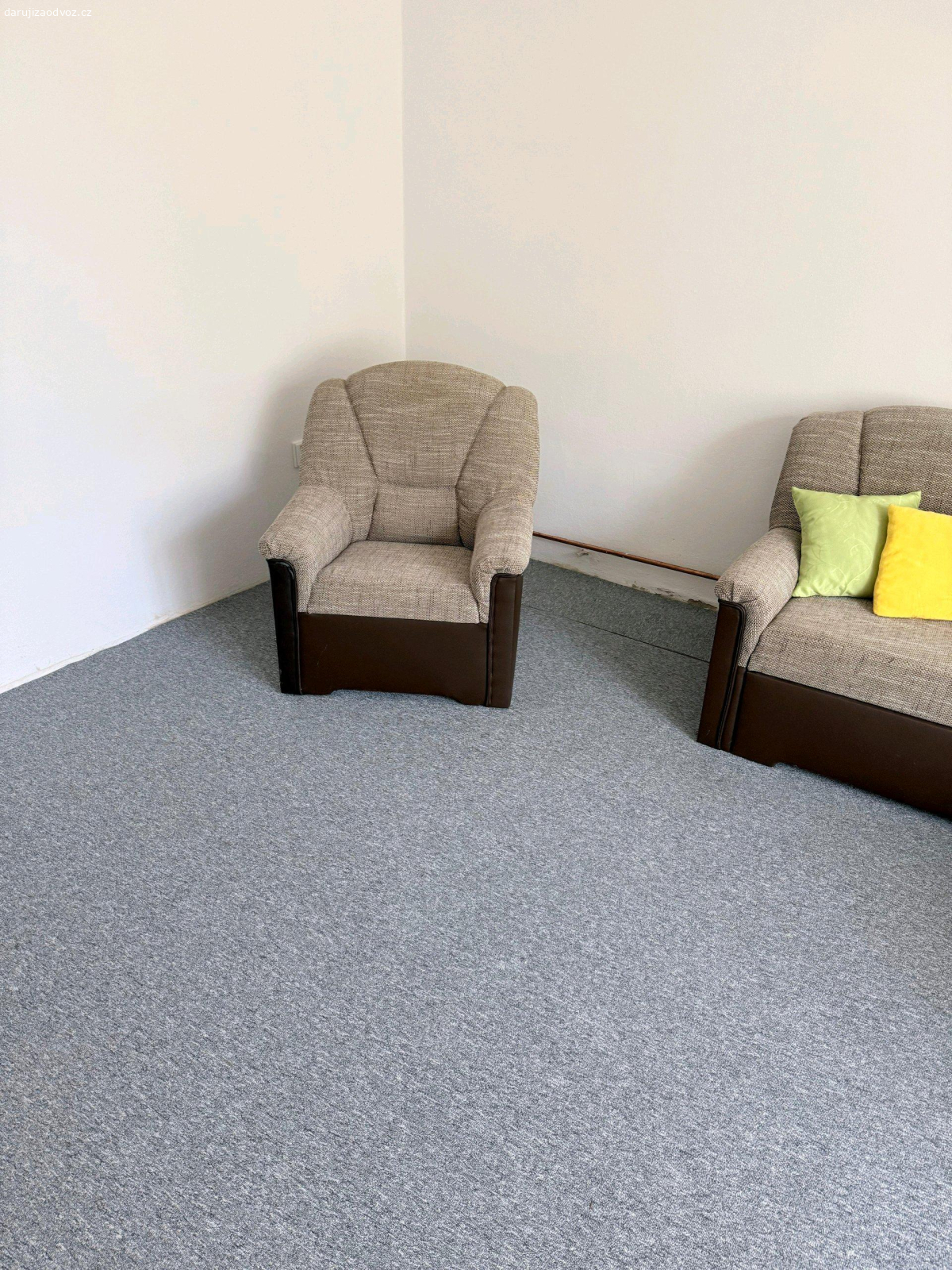 Gauč s křeslem. Daruji za odvoz gauč s křeslem, jako nové, minimálně používaný s úložným prostorem. možnost odvoz i postele stejné modelové řady, viz další inzerát. pište pouze SMS. K vyzvednutí o víkendu Praha 4 nebo Bystřice u Benešova