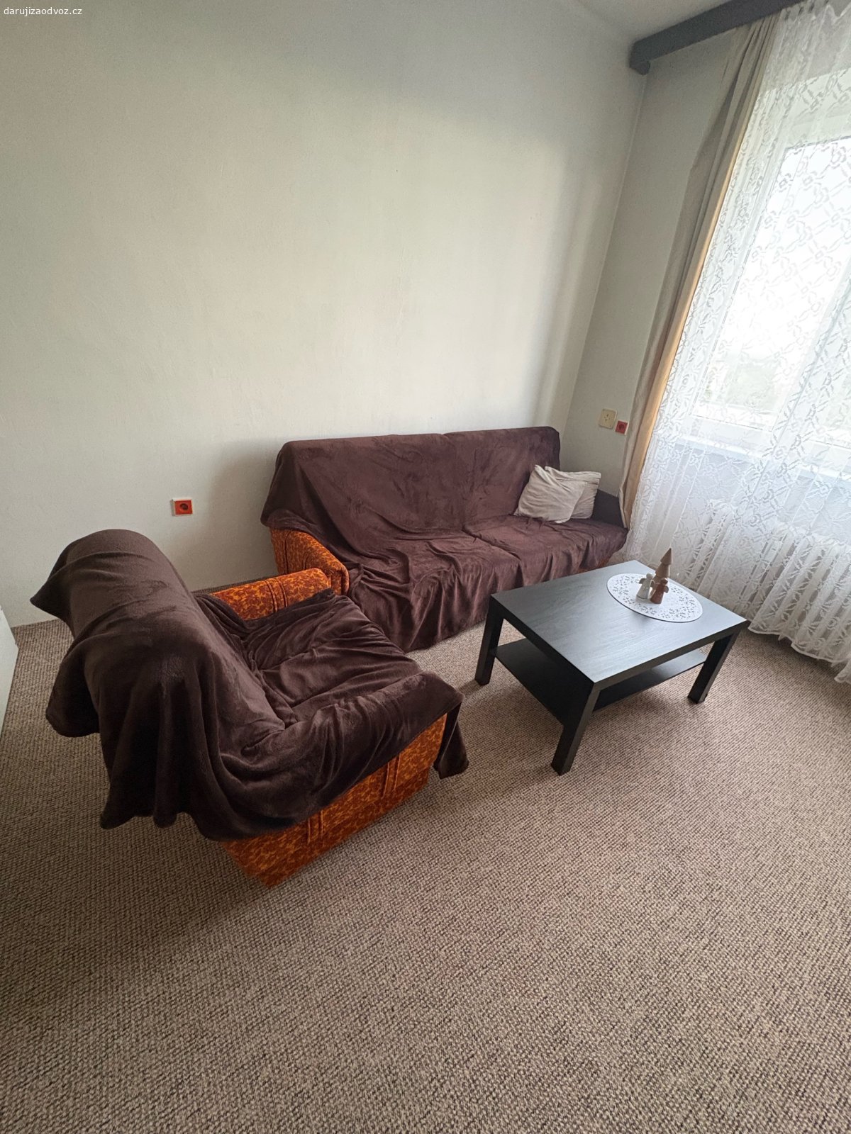 Gauč s křeslem. Zachovalý gauč rozměry  208 na 75 cm