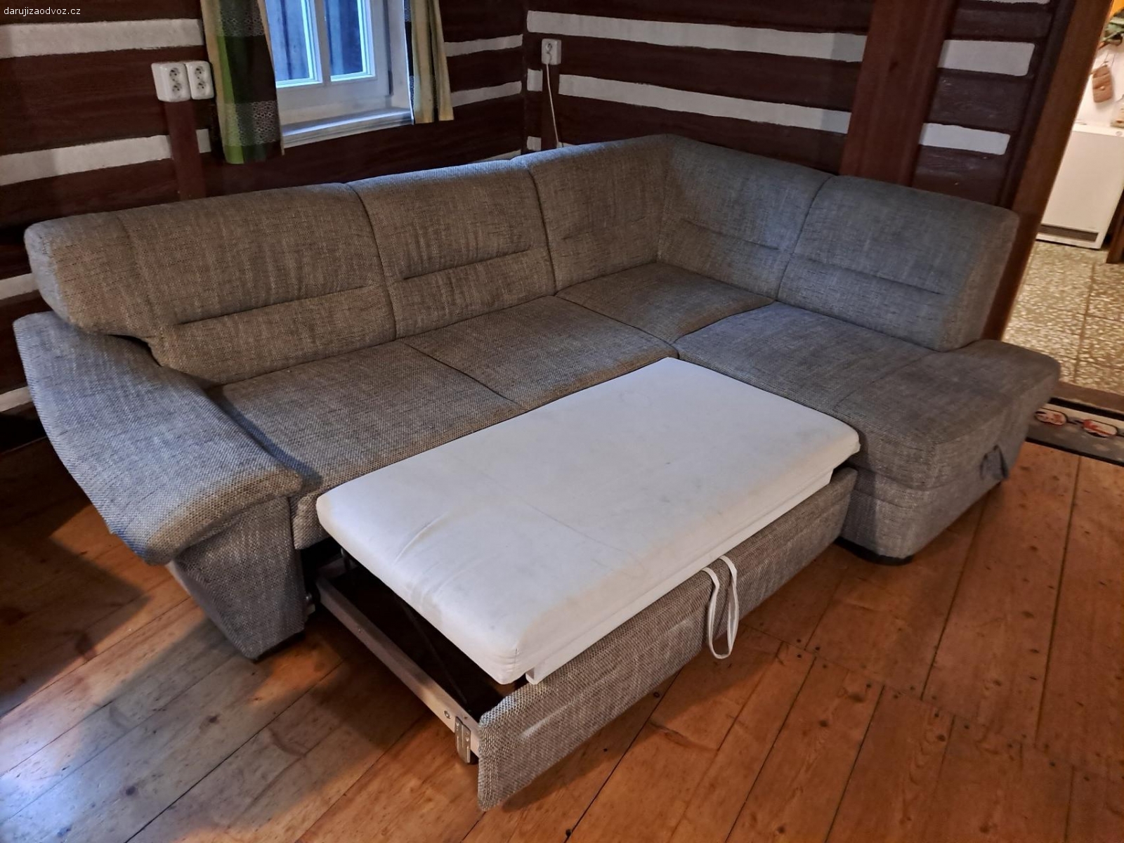 gauč s rozkládací  postelí. používaný  gauč s rozkládací postelí,  vše funkční,  opěradlo je zdeformované, viz. foto. Prosím pouze SMS na tel.
