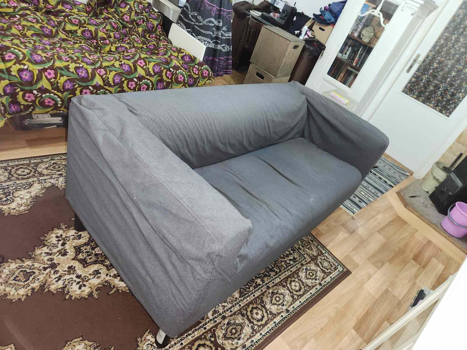 gauč s šedým potahem. Daruji tento gauč. Je to v druhém patře bez výtahu. Je potřeba aby si pro to přijeli dva lidé, kteří to snesou dolů.