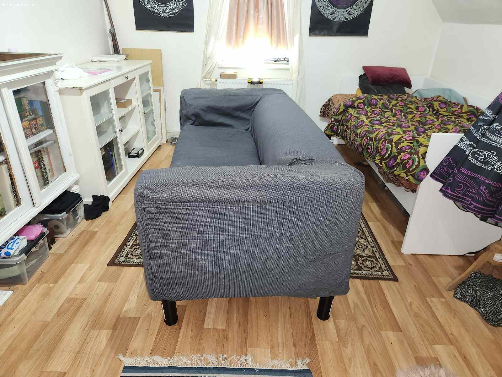 gauč s šedým potahem. Daruji tento gauč. Je to v druhém patře bez výtahu. Je potřeba aby si pro to přijeli dva lidé, kteří to snesou dolů.
