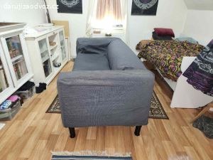 gauč s šedým potahem