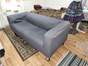 gauč s šedým potahem