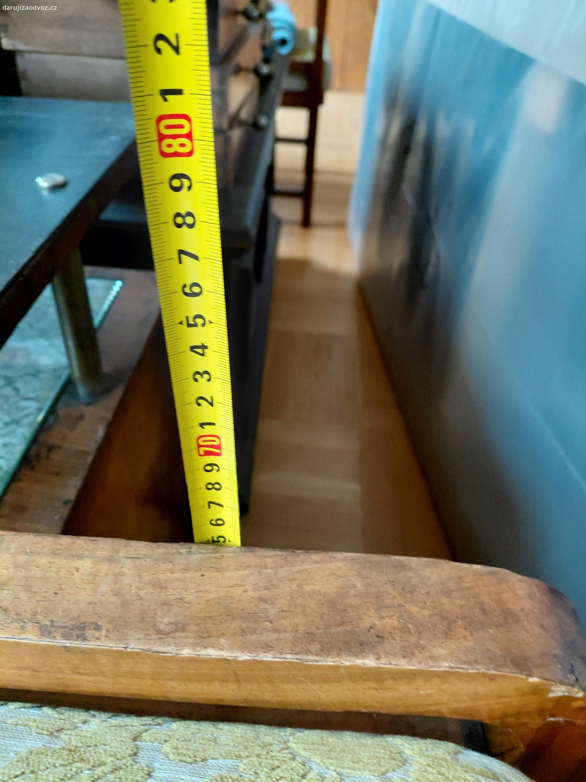 gauč z prvni republiky. Daruji za odvoz gauč první republika, úložný prostor, boční skříňka s šuplíky, dýha na některých místech odlouplá. Rozměry délka/šířka/výška 2355/900/660mm