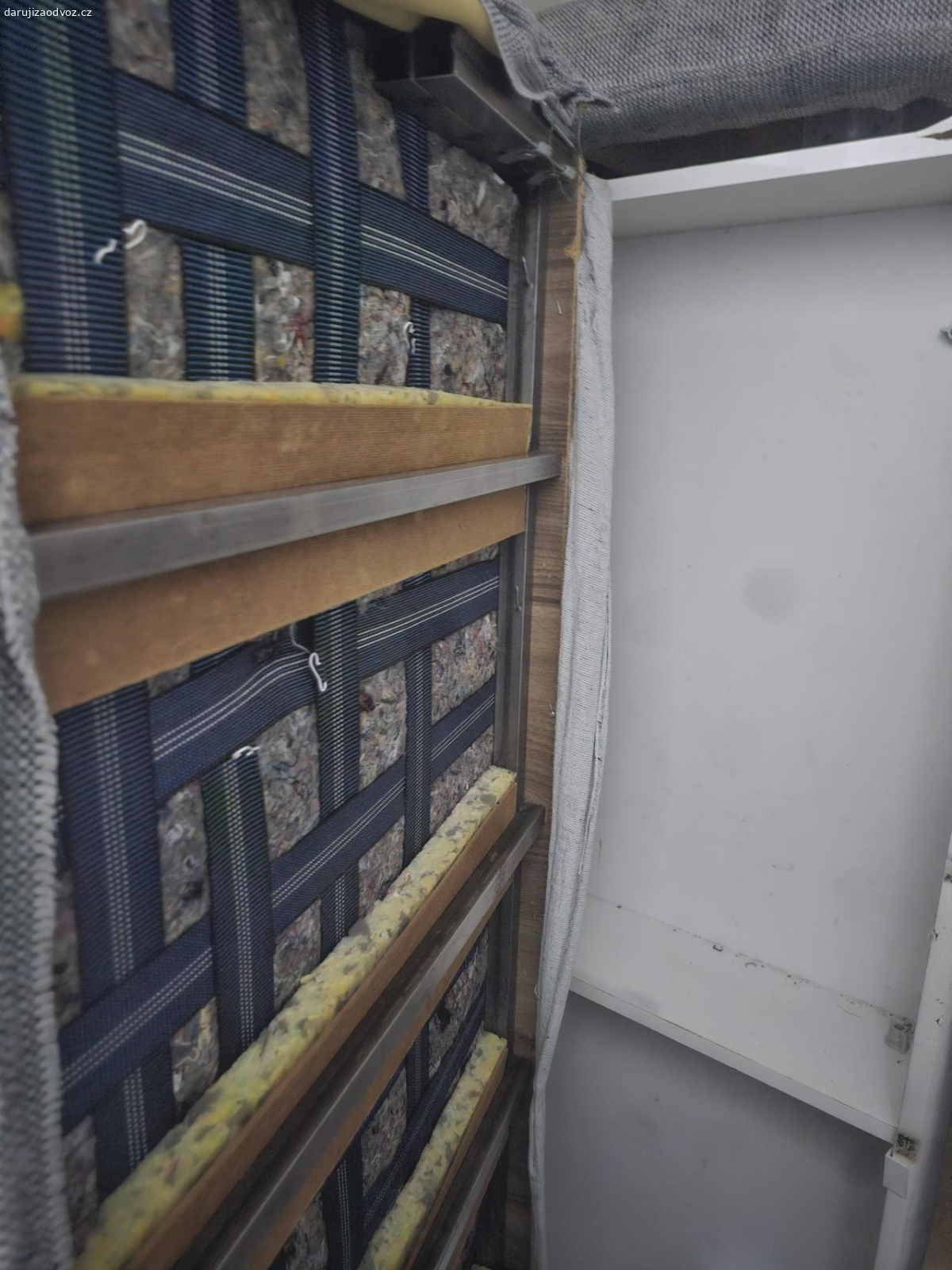 Gauč. Je opotrebeny ale stale slouzi a jiste nekdo vyuzije.