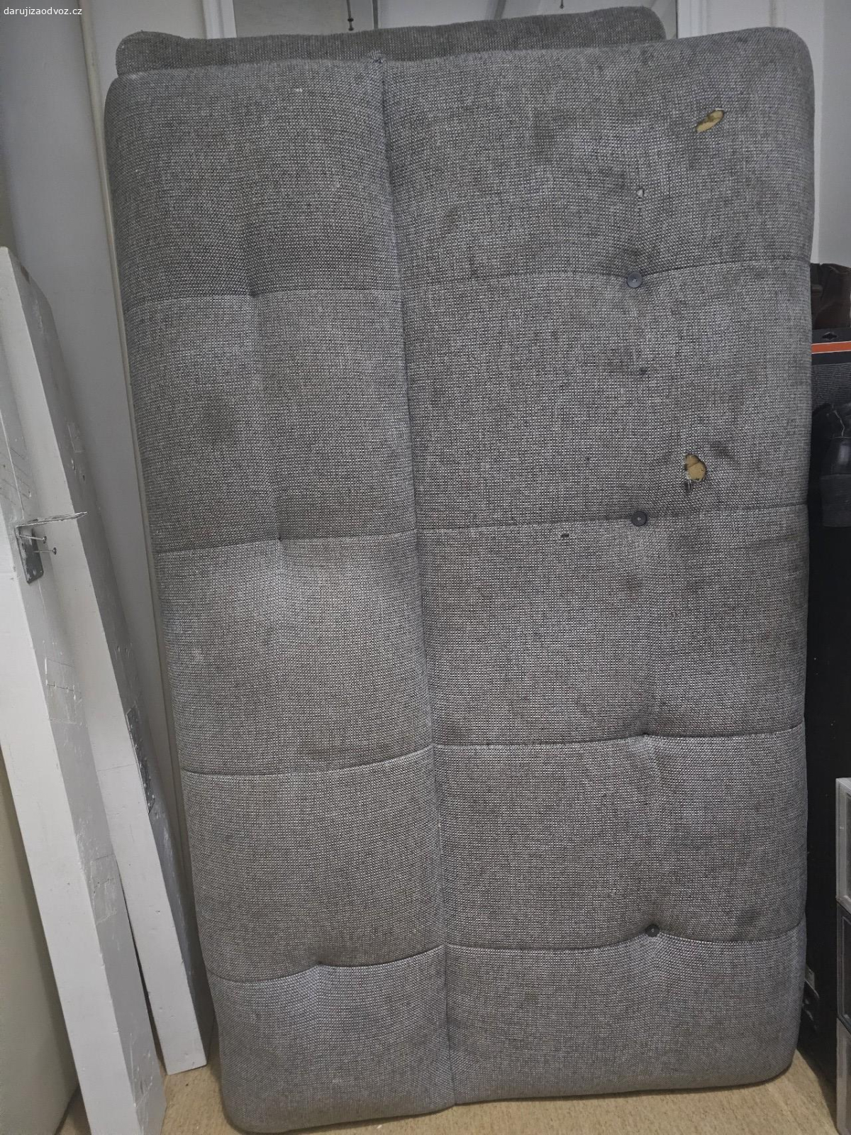 Gauč. Je opotrebeny ale stale slouzi a jiste nekdo vyuzije.