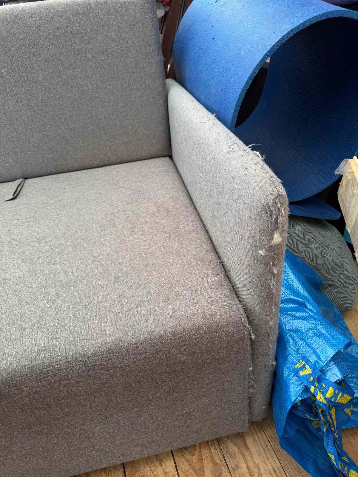 Gauč. Daruji za odvoz starší rozkládací gauč, rozměry 130x90x85cm, při rozložení se na něm vyspí 1-2 osoby, šířka plochy na ležení v rozloženém stavu je 120cm.
Lehce špinavý, jedna strana poškrábaná od koček - viz foto.
