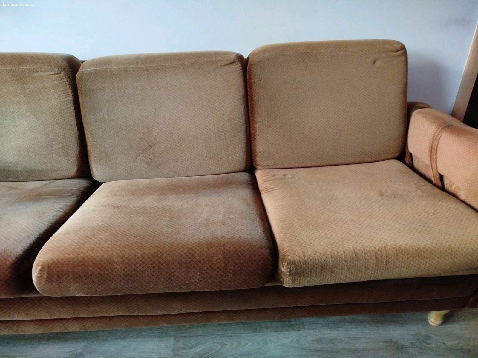 Gauč. Nabízím gauč za odvoz.

Gauč cca 220 cm s opěrkami, rozkládací, úložný prostor, vnitřní deska na úložném prostoru má část prasklou a je na ní položená dřevěná překližka, takto normálně použitelné. Polštáře opotřebené.

Nutné odnést po schodech.