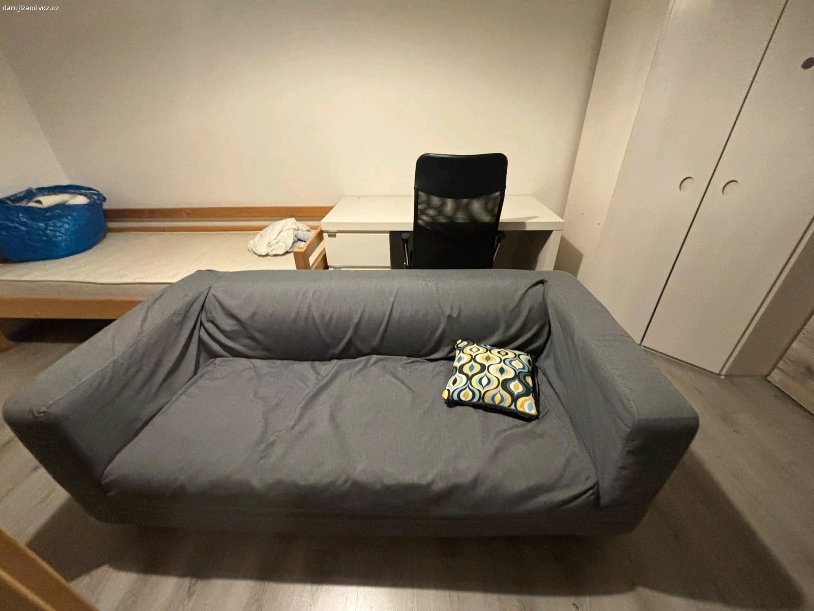 Gauč. Daruji gauč, rozměr 180 x 85 x 65 cm.