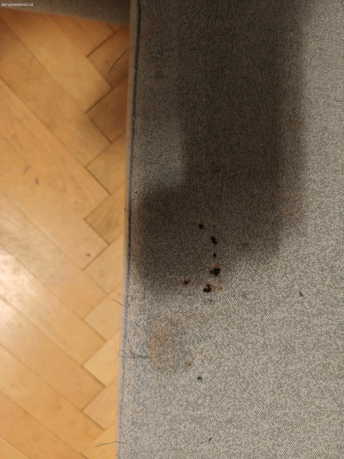 gauč. používání je znát od kočičích drápků,sušení fénem nedopadlo dobře viz foto. ale konstrukce je v pořádku poslední čištění proběhlo před prázdninami. vel.270-190 je to orientační nějaký cm +/-