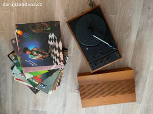 Gramofon a desky