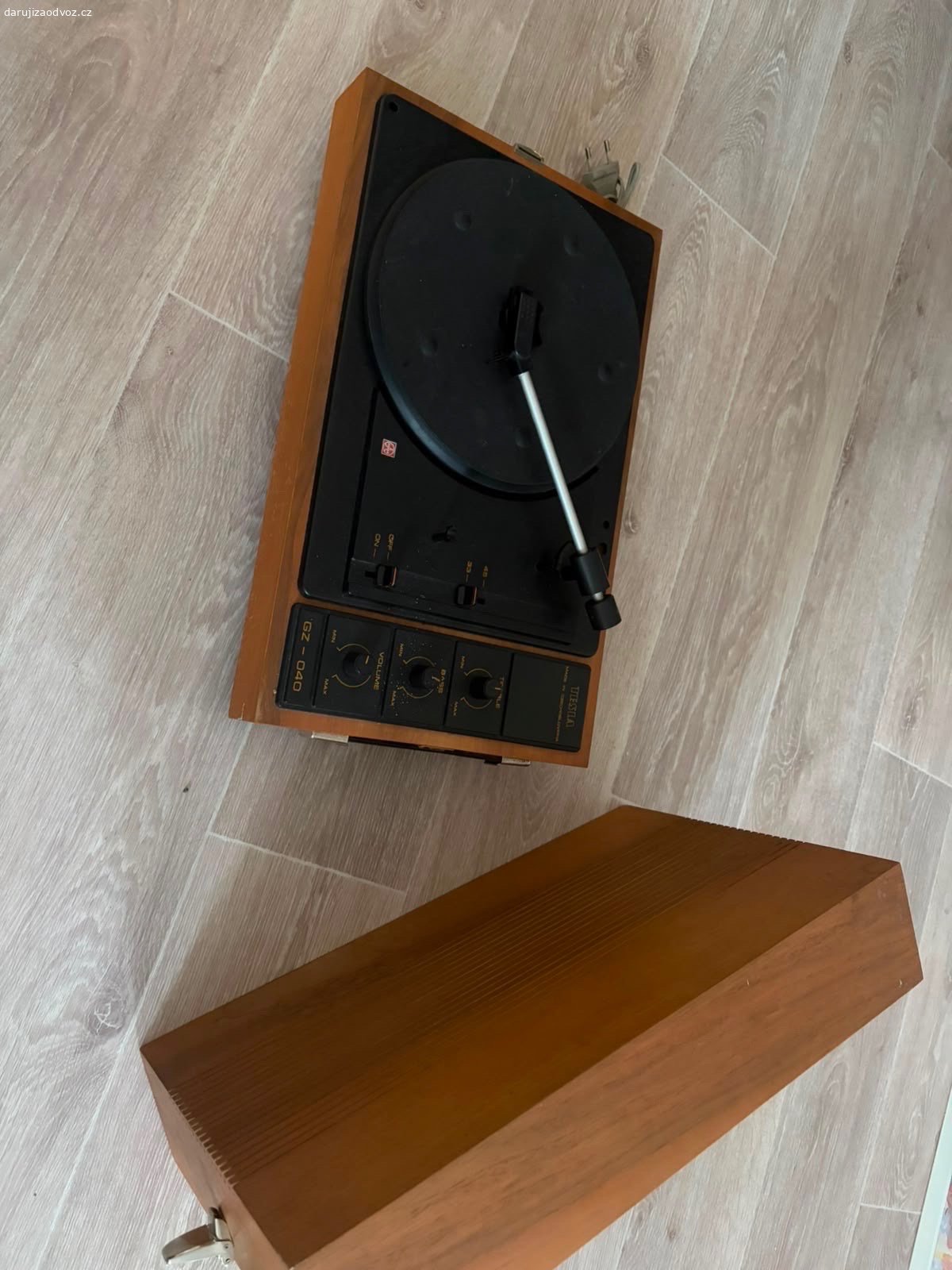 Gramofon a desky. Daruji funkční retro gramofon a k němu retro desky. V pohodě přehraje klasické desky, menší desky zlobí (já dávám jen ty velké, takže cokoliv z toho co daruji na tom přehrajete). Má i svůj reproduktor. Budu ráda pokud si vezme někdo, kdo to využije:)

v případě zájmu prosím kontaktuje na tel. čísle!