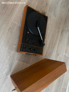 Gramofon a desky