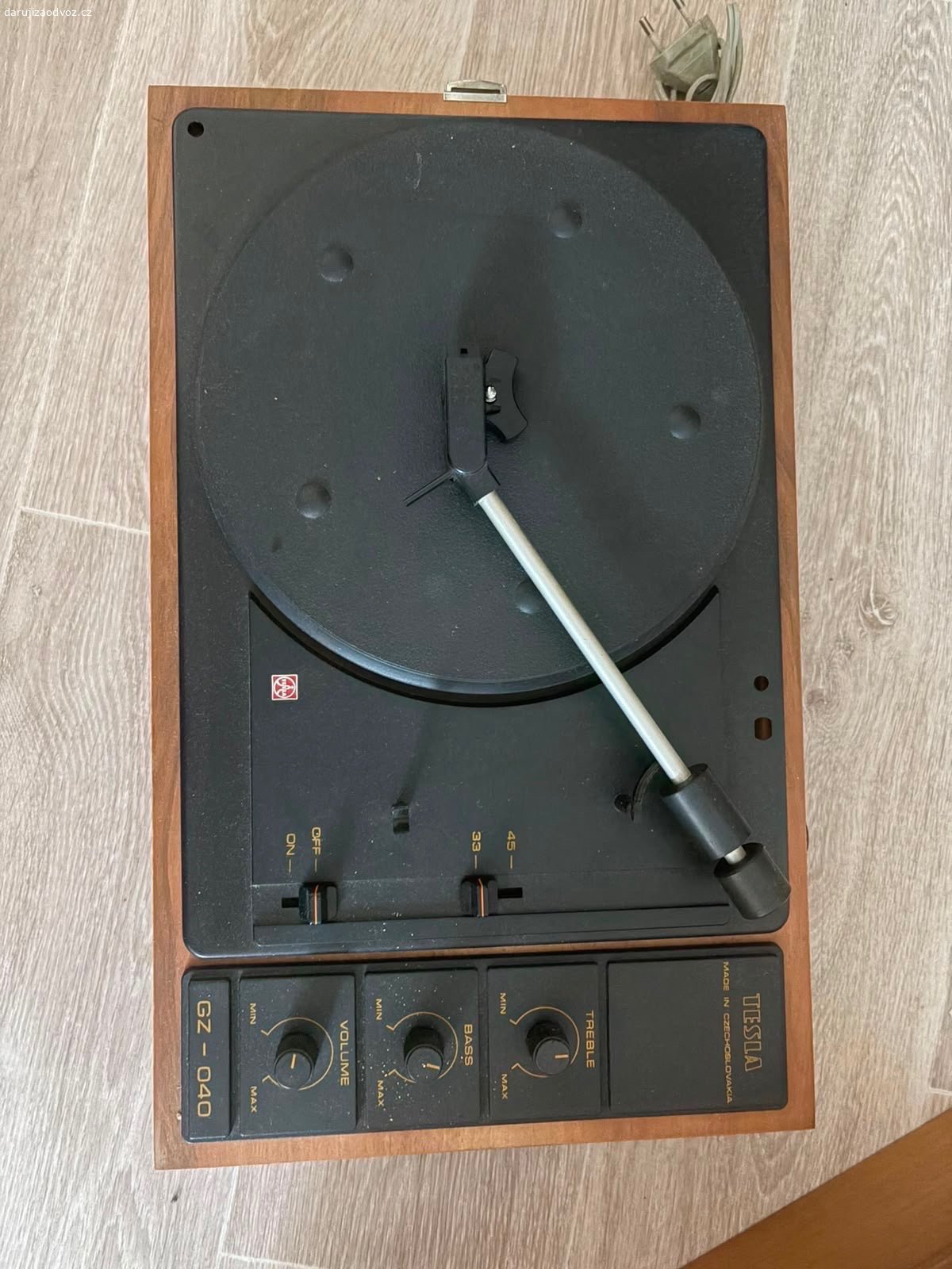 Gramofon a desky. Daruji funkční retro gramofon a k němu retro desky. V pohodě přehraje klasické desky, menší desky zlobí (já dávám jen ty velké, takže cokoliv z toho co daruji na tom přehrajete). Má i svůj reproduktor. Budu ráda pokud si vezme někdo, kdo to využije:)

v případě zájmu prosím kontaktuje na tel. čísle!