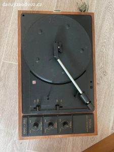 Gramofon a desky