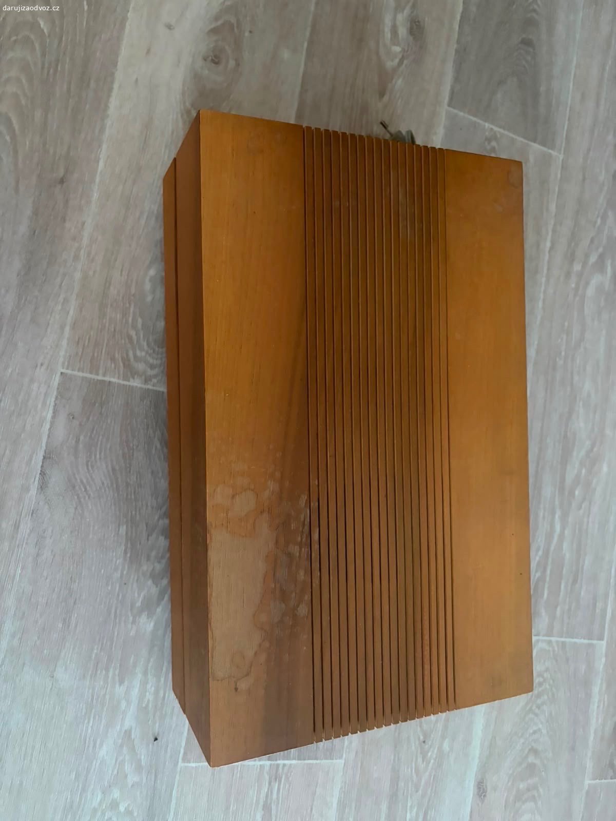 Gramofon a desky. Daruji funkční retro gramofon a k němu retro desky. V pohodě přehraje klasické desky, menší desky zlobí (já dávám jen ty velké, takže cokoliv z toho co daruji na tom přehrajete). Má i svůj reproduktor. Budu ráda pokud si vezme někdo, kdo to využije:)

v případě zájmu prosím kontaktuje na tel. čísle!