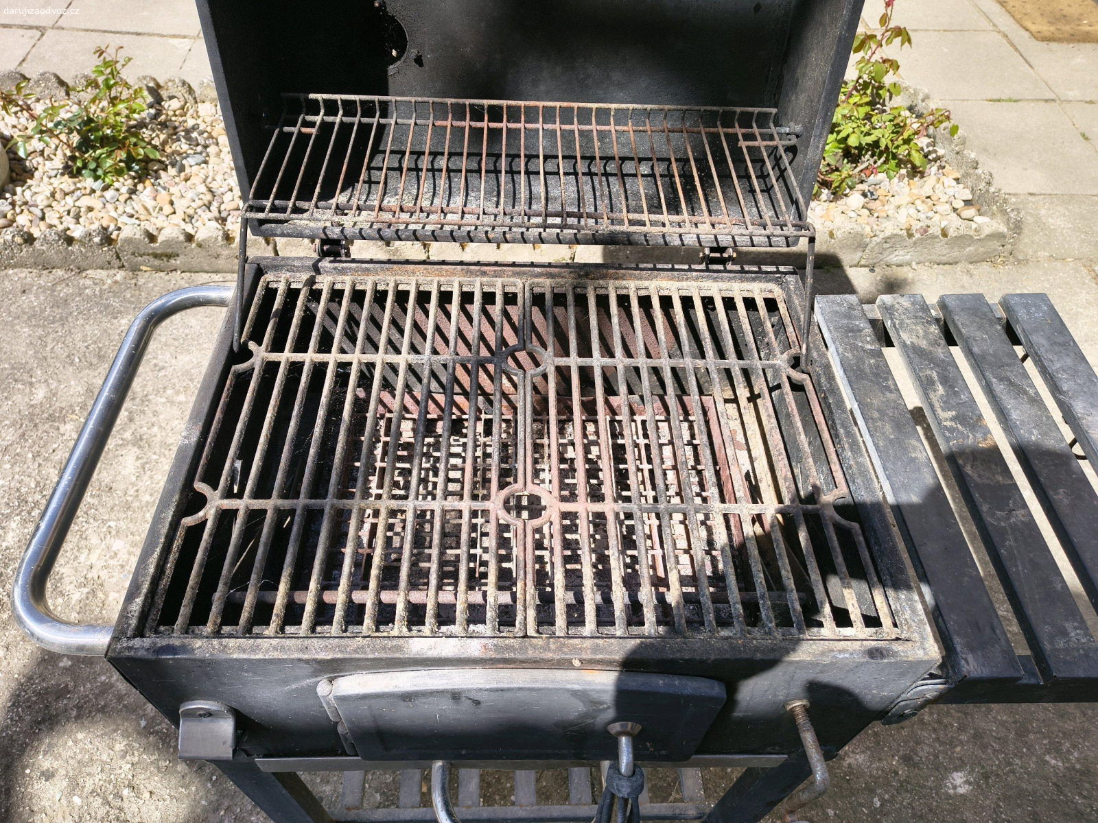 Gril. Gril na dřevěné uhlí 5 let nepoužívaný