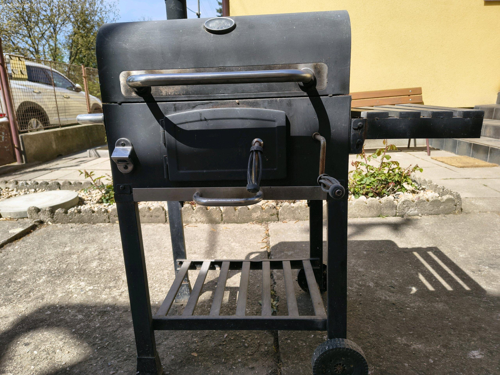 Gril. Gril na dřevěné uhlí 5 let nepoužívaný