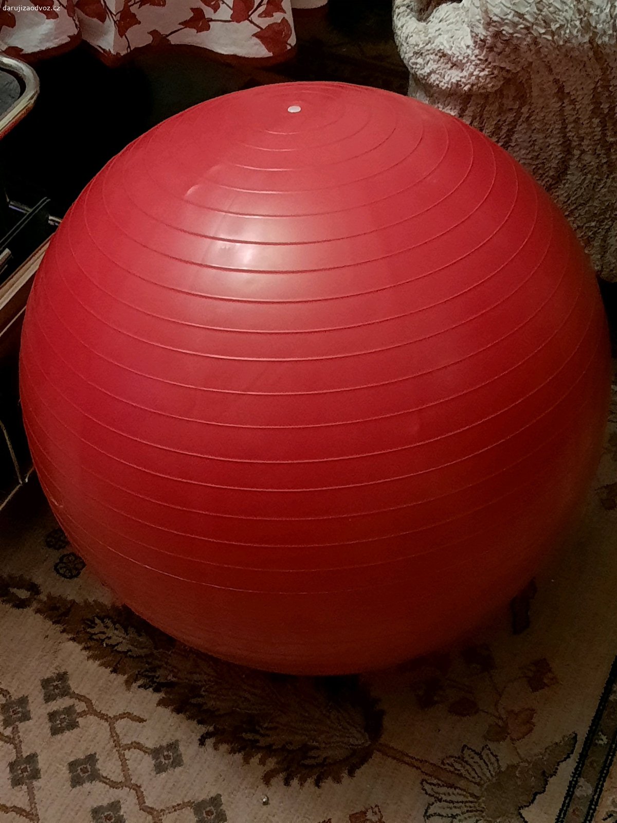 Gymnastický míč 95 cm. Gymnastický míč červený, průměr 95 cm. Preferuji osobní odběr před zasíláním.