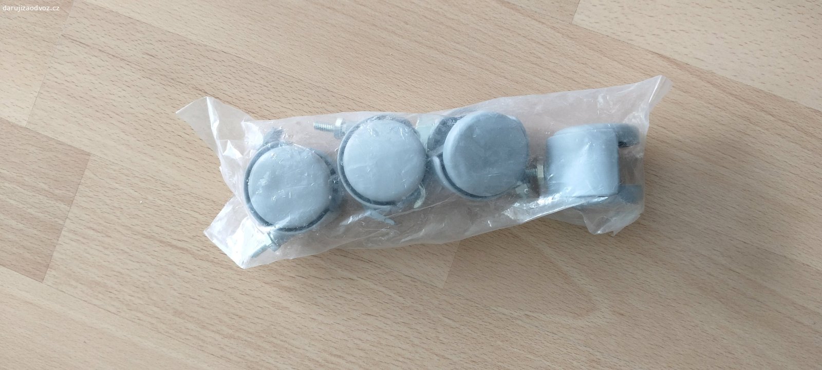 hadica na práčku + kolieska. veci sú nové zabalene . ovocie pre deti / prebytky zo záhradky potešia ale nie je to podmienka.