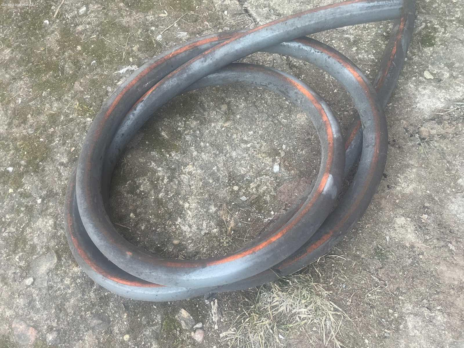 Hadice např. na zahradu - cca 2m. Daruji nevyužitou hadici - délka cca 2m (odhad). Je z tvrdšího materiálu. K vyzvednutí po předchozí domluvě v Praze nebo středočeský kraj - Beroun, Nižbor, Zbečno. Daruji další věci za ODVOZ viz. inzeráty!