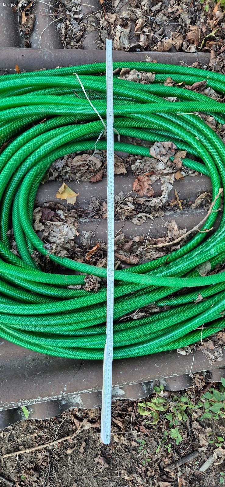 hadice. Zdarma za odvoz: hadice o průměru 2,5 cm (vnější), přibližně 30 m