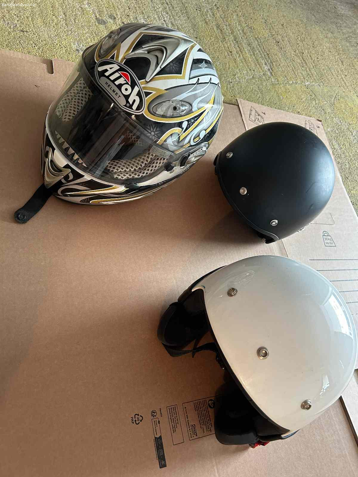 Helmy. Daruji stare helmy. Jedna integrální a 2 otevřené. Helmy jsou staré cca 10 let.
