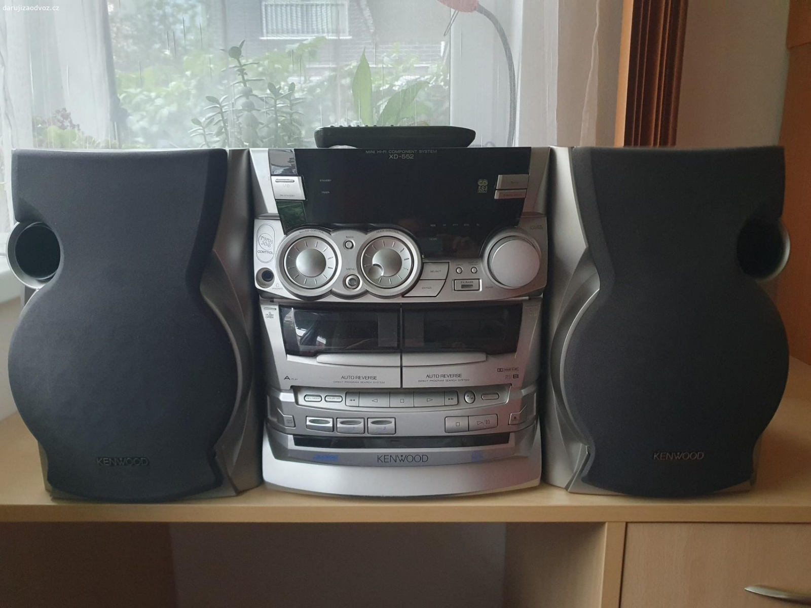 Hi-fi věž Kenwood pro nadšence. Za odvoz daruji hi-fi věž Kenwood XD-552 z roku 1999. Byla intenzivně a nadšeně používaná 20 let, stále hraje nádherně a dva originální reproduktory (2×100W) vypadají pořád skvěle. Na hi-fi věži funguje rádio, kazeta a line-in vstup přes cinch nebo 3.5mm sluchátkový jack (možnost připojit mobil nebo počítač), ale trpí dvěma závadami: má rozbitý CD měnič, který má tendenci se při zapnutí věže samovolně otevírat a protáčet (lze hrubou silou zavřít, případně zalepit, aby se neotevíral) a dále se občas sama od sebe z ničeho nic vypne. Nějaký elektronadšenec by možná obojí dokázal opravit. Je poměrně velká a těžká, takže vyzvednutí ideálně autem, součástí ho-fi věže jsou dva repráky, dálkový ovladač, kabely pro připojení repráků, a kabel cinch - 3.5mm jack pro line-in připojení.