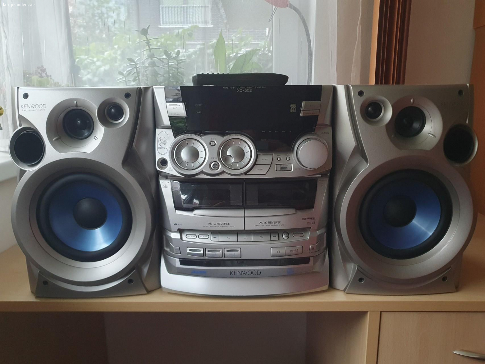 Hi-fi věž Kenwood pro nadšence. Za odvoz daruji hi-fi věž Kenwood XD-552 z roku 1999. Byla intenzivně a nadšeně používaná 20 let, stále hraje nádherně a dva originální reproduktory (2×100W) vypadají pořád skvěle. Na hi-fi věži funguje rádio, kazeta a line-in vstup přes cinch nebo 3.5mm sluchátkový jack (možnost připojit mobil nebo počítač), ale trpí dvěma závadami: má rozbitý CD měnič, který má tendenci se při zapnutí věže samovolně otevírat a protáčet (lze hrubou silou zavřít, případně zalepit, aby se neotevíral) a dále se občas sama od sebe z ničeho nic vypne. Nějaký elektronadšenec by možná obojí dokázal opravit. Je poměrně velká a těžká, takže vyzvednutí ideálně autem, součástí ho-fi věže jsou dva repráky, dálkový ovladač, kabely pro připojení repráků, a kabel cinch - 3.5mm jack pro line-in připojení.