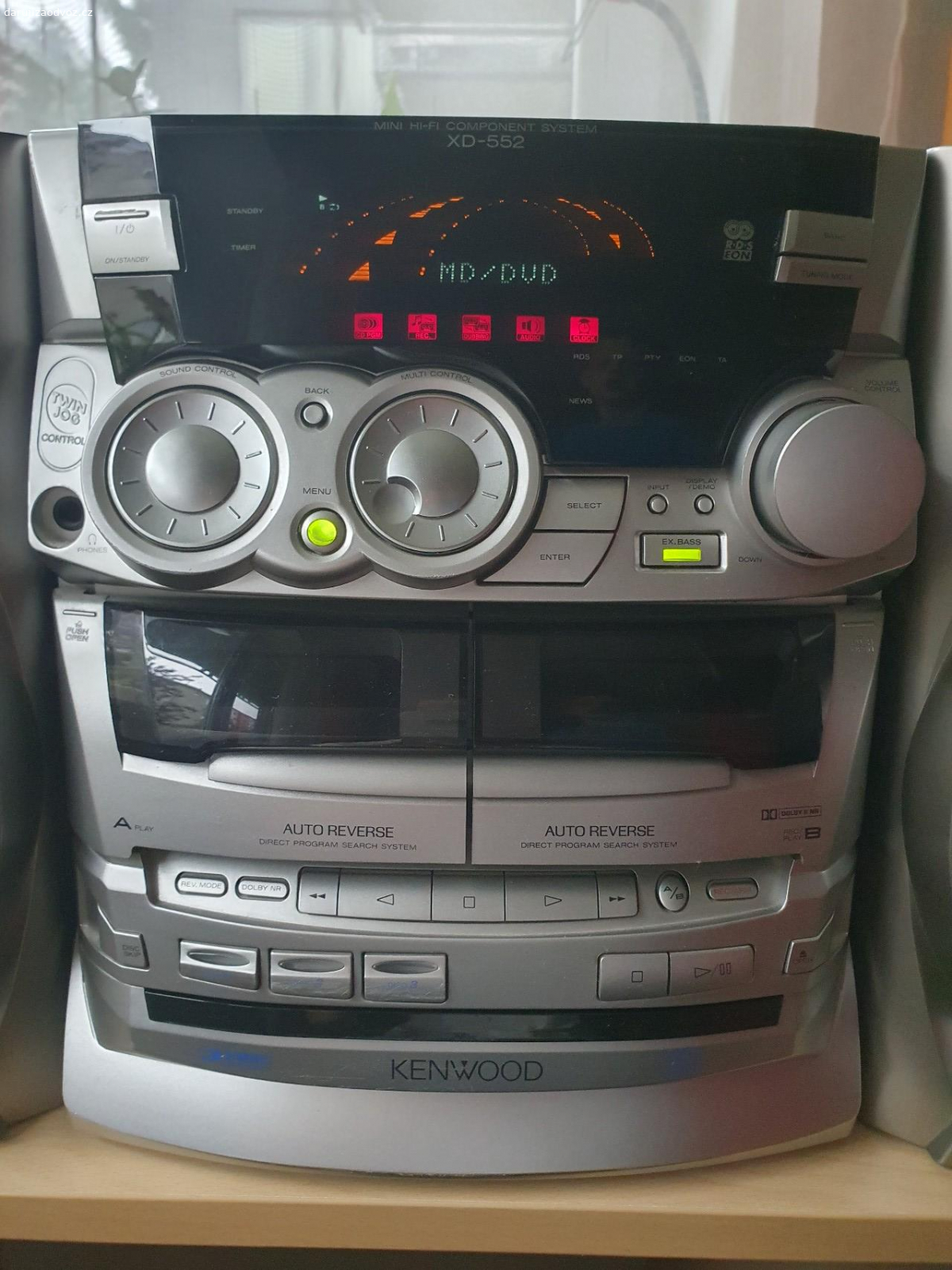 Hi-fi věž Kenwood pro nadšence. Za odvoz daruji hi-fi věž Kenwood XD-552 z roku 1999. Byla intenzivně a nadšeně používaná 20 let, stále hraje nádherně a dva originální reproduktory (2×100W) vypadají pořád skvěle. Na hi-fi věži funguje rádio, kazeta a line-in vstup přes cinch nebo 3.5mm sluchátkový jack (možnost připojit mobil nebo počítač), ale trpí dvěma závadami: má rozbitý CD měnič, který má tendenci se při zapnutí věže samovolně otevírat a protáčet (lze hrubou silou zavřít, případně zalepit, aby se neotevíral) a dále se občas sama od sebe z ničeho nic vypne. Nějaký elektronadšenec by možná obojí dokázal opravit. Je poměrně velká a těžká, takže vyzvednutí ideálně autem, součástí ho-fi věže jsou dva repráky, dálkový ovladač, kabely pro připojení repráků, a kabel cinch - 3.5mm jack pro line-in připojení.