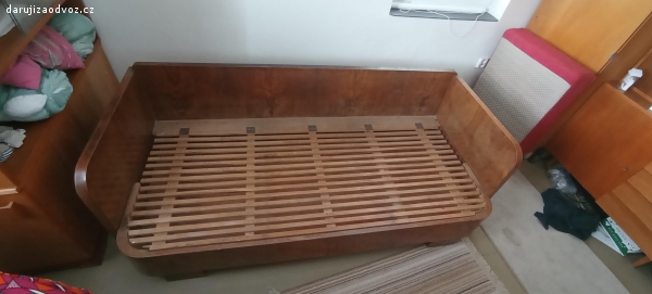 Historická Dřevěná postel. Stará dřevěná postel z masivního dřeva. Poděděná po rodině.
Matrace 185cm