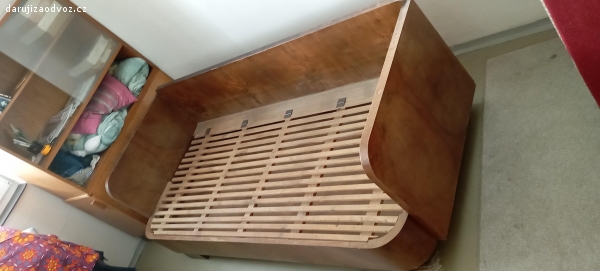 Historická Dřevěná postel. Stará dřevěná postel z masivního dřeva. Poděděná po rodině.
Matrace 185cm