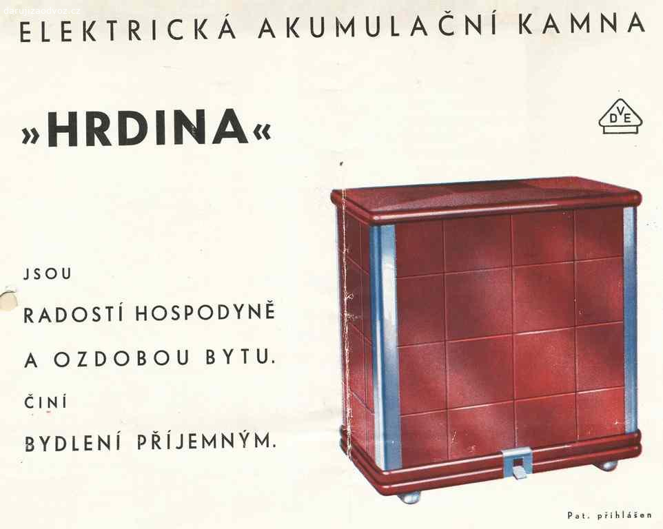 Historická elektrická akumulační kamna Hrdina. Nabízíme železná elektrická akumulační kamna Hrdina, pravděpodobně z období 30.–50. let 20. století. Kamna jsou stále připojená na třífázový proud (380 V) a budou odpojena před odvozem. Jedná se o robustní a kvalitní výrobek z tehdejší doby, patentovaný a určený pro vytápění místností pomocí akumulace tepla.

Specifikace:
Rozměry: 72 cm (šířka) x 42 cm (hloubka) x 102 cm (výška).
Materiál: Masivní plechová konstrukce se smaltovaným povrchem v tmavě hnědé barvě.
Regulace: Možnost nastavení výkonu po třetinách (1/3, 2/3, 1/3 + 2/3).
Ovládání: Pedál pro manuální otevírání průduchu uvolňujícího teplo z nahřátých akumulačních cihel.
Napojení: Třífázový proud (pravděpodobně 380 V).
Manuál: bez manuálu

Stav:
Kamna jsou v dobrém stavu, odpovídající jejich stáří. Horní deska je lehce opálená (viz foto). Doporučujeme odbornou kontrolu elektroinstalace před opětovným použitím. Měla by být plně funkční, ale nepoužívala se minimálně posledních 30 let (pokud ne i déle). 

Podmínky:
Darujeme za odvoz. Kvůli váze a velikosti je potřeba zajistit vhodnou přepravu.

Pokud máte zájem, prosím kontaktujte nás! ?