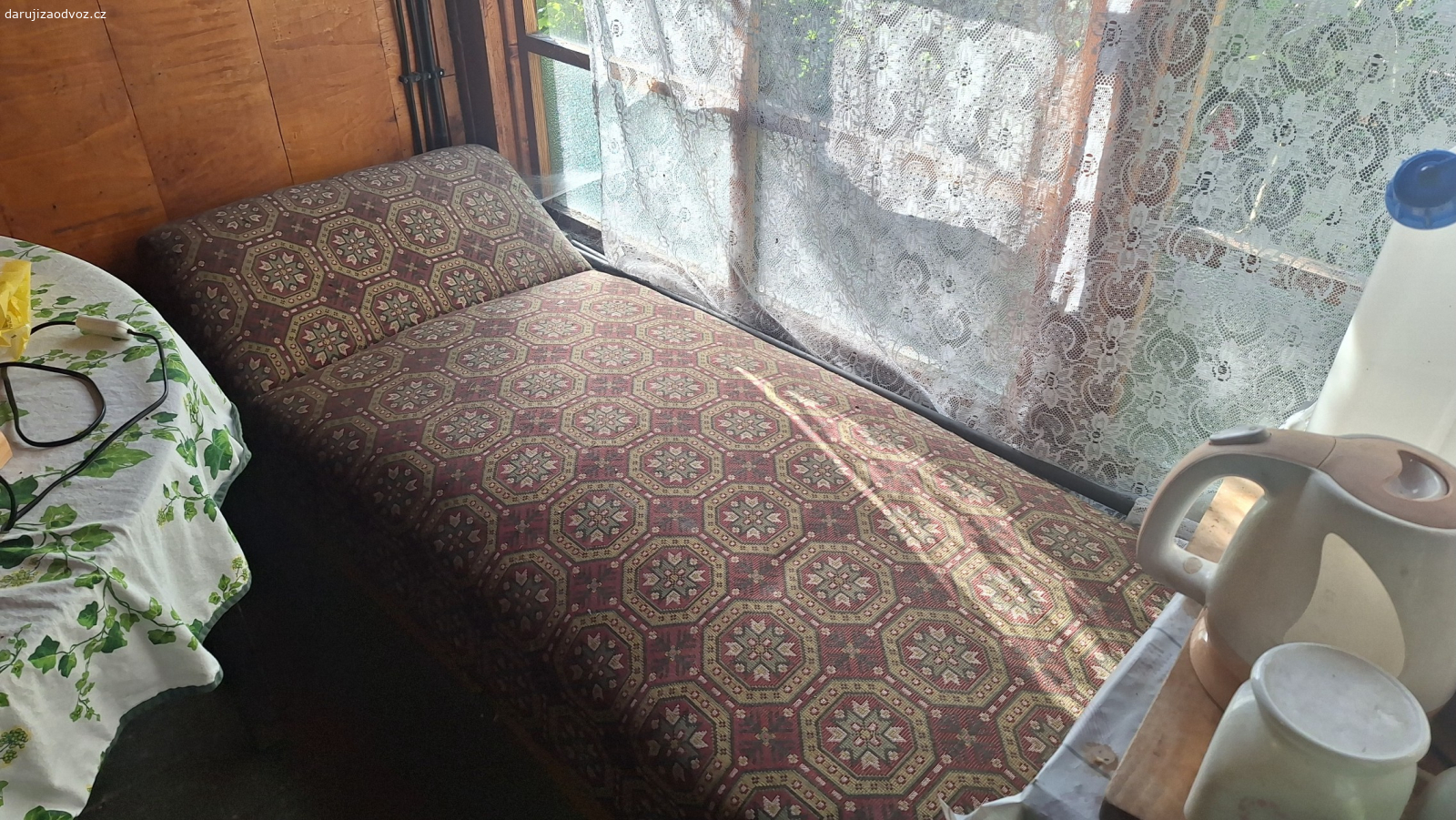 Historická postel. Stará historická postel/valedna.  Nachází se momentálně na chate (chatova oblast Říčky), parkování cca 150 m od chaty, bude třeba tuto vzdálenost odnést.