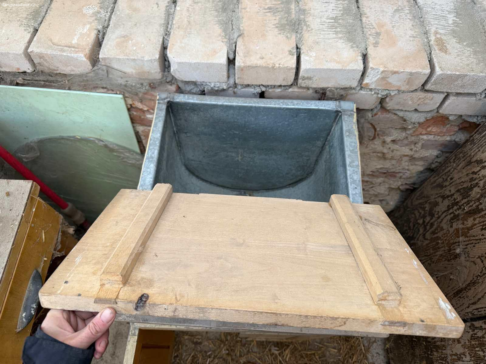 Historická pračka. Asi spíš na dívání nebo jako stoleček s úložným prostorem, ale kdo ví ?