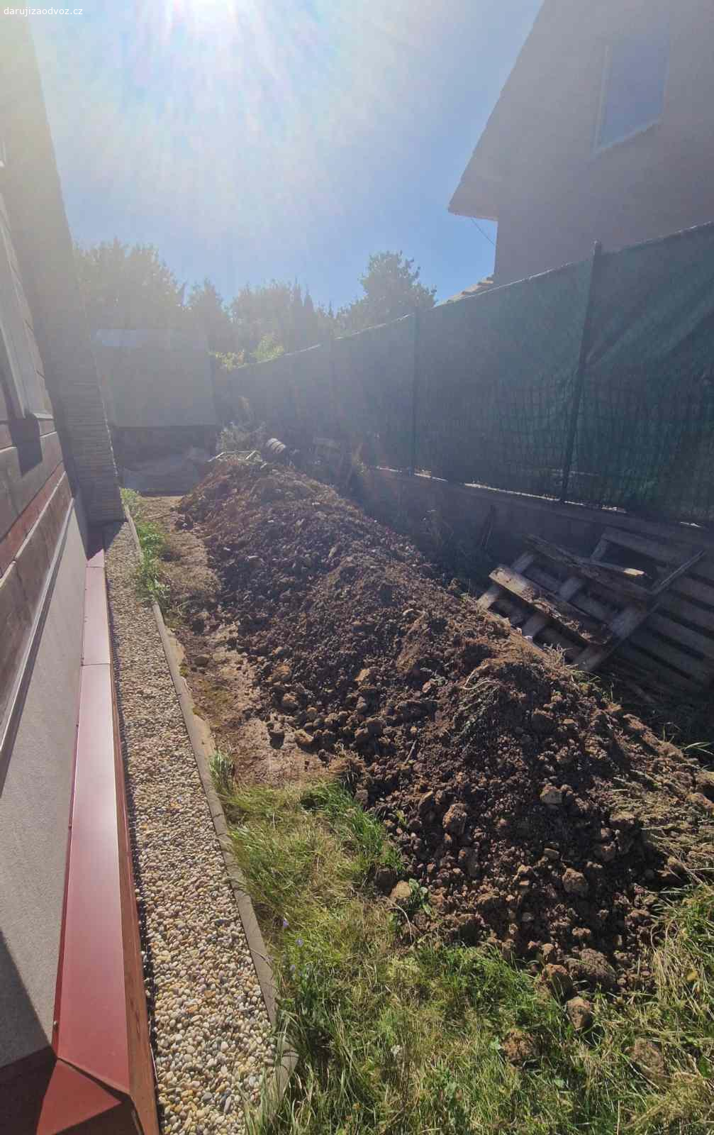 Daruji hlínu (3 m3 hnědé). Daruji za odvoz hlínu. Cca 3 m3 hnědé. Je možné najet UNCčkem. Přístup ze silnice.