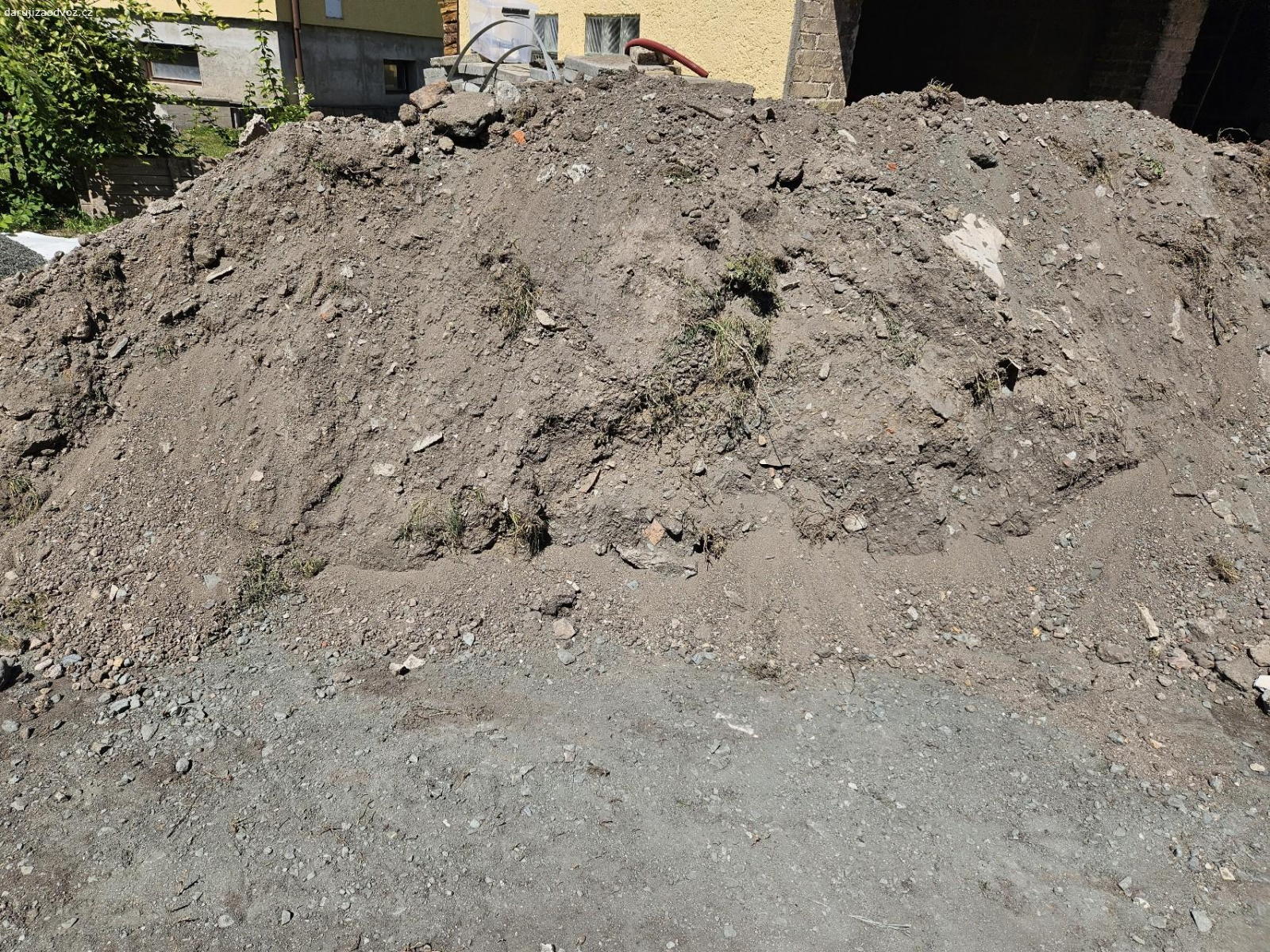 hlína na zásyp. naložení a odvoz nutné vlastní. hodí se na zásyp něčeho, jsou v ní kameny a štěrk