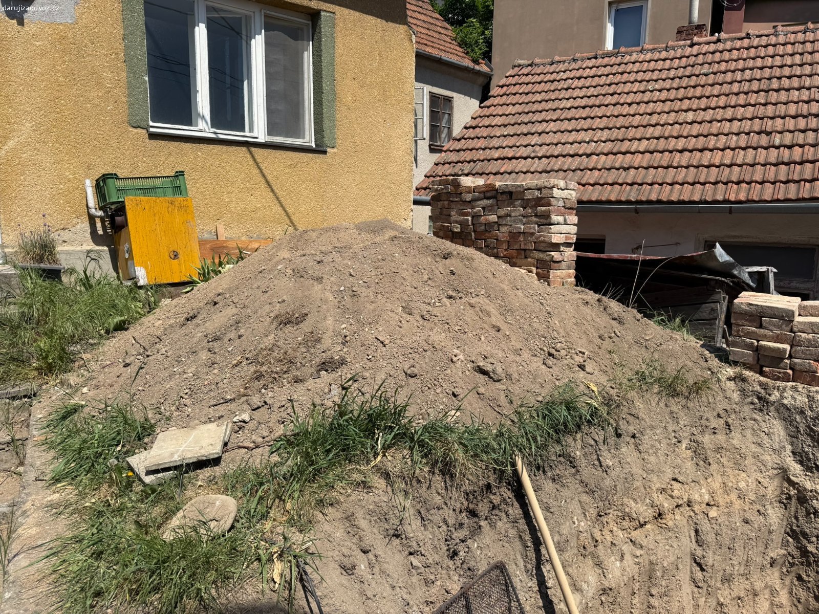 Hlína z předzahrádky. Daruji několik kubíků hezké hlíny z rozkopané předzahrádky. Dříve v ní byly krásné tulipány a růže. Je možné přistavět kontejner nebo vozík. S naložením rádi pomůžeme. Bílovice nad Svitavou.