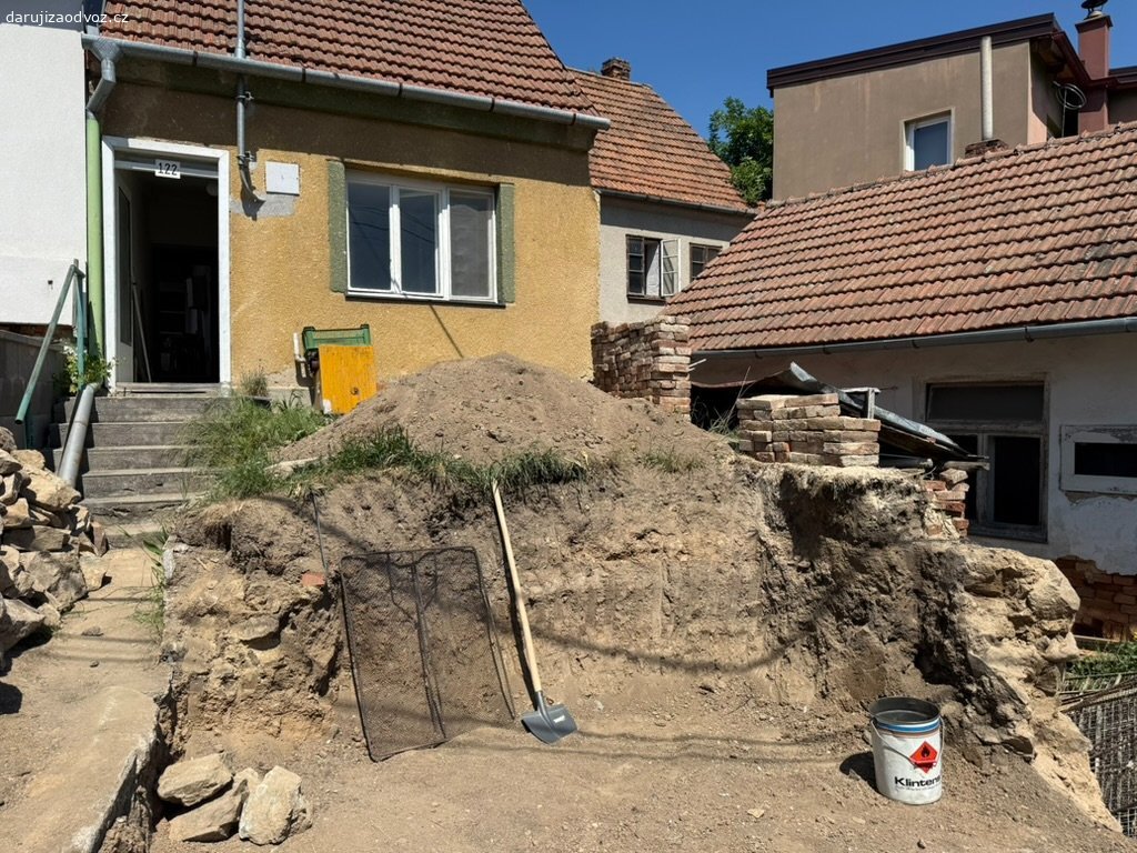Hlína z předzahrádky. Daruji několik kubíků hezké hlíny z rozkopané předzahrádky. Dříve v ní byly krásné tulipány a růže. Je možné přistavět kontejner nebo vozík. S naložením rádi pomůžeme. Bílovice nad Svitavou.