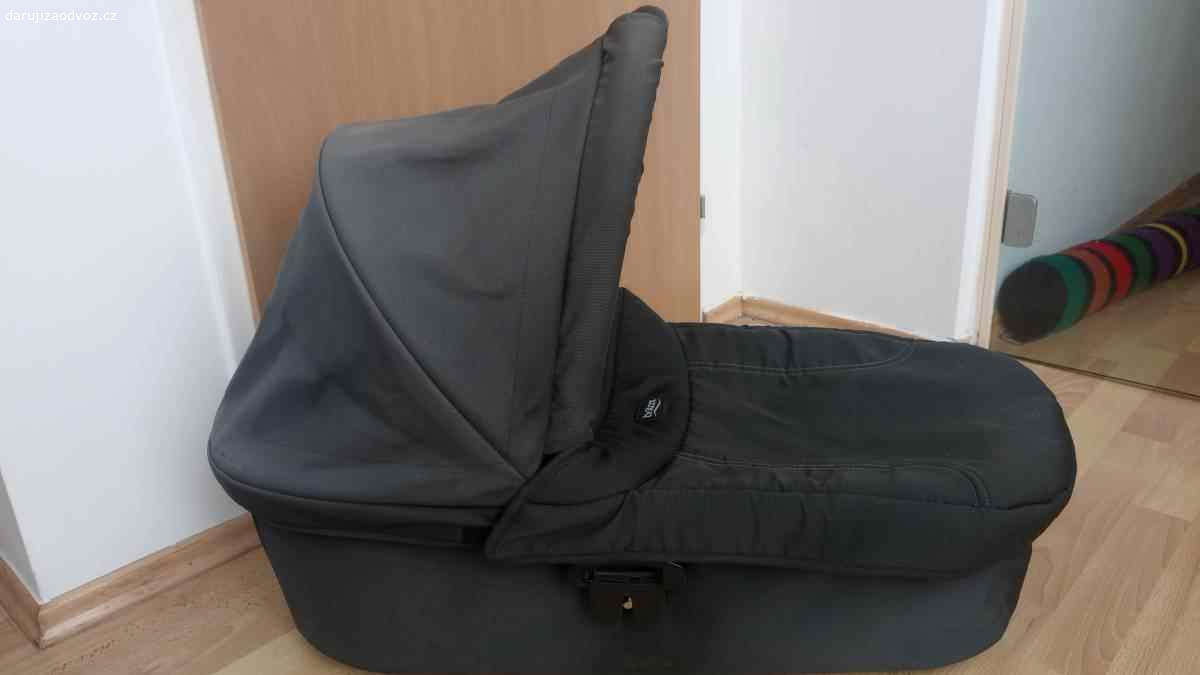 Hluboká korba Britax Römer Hidden treasure. Včetně na míru šitého prostěradla na matraci do korbičky Little Angel. Zevnitř je v dobrém stavu, pouze seprana písmenka na vnitřní pratelné vložce. Zvenku je korbička vyšisovaná od sluníčka spíše do tmavě šedé barvy, je na ní vidět používání ale je stále funkční, např. na balkon na spaní. Je možné ji i složit pokud je potřeba do kufru auta. Letňany