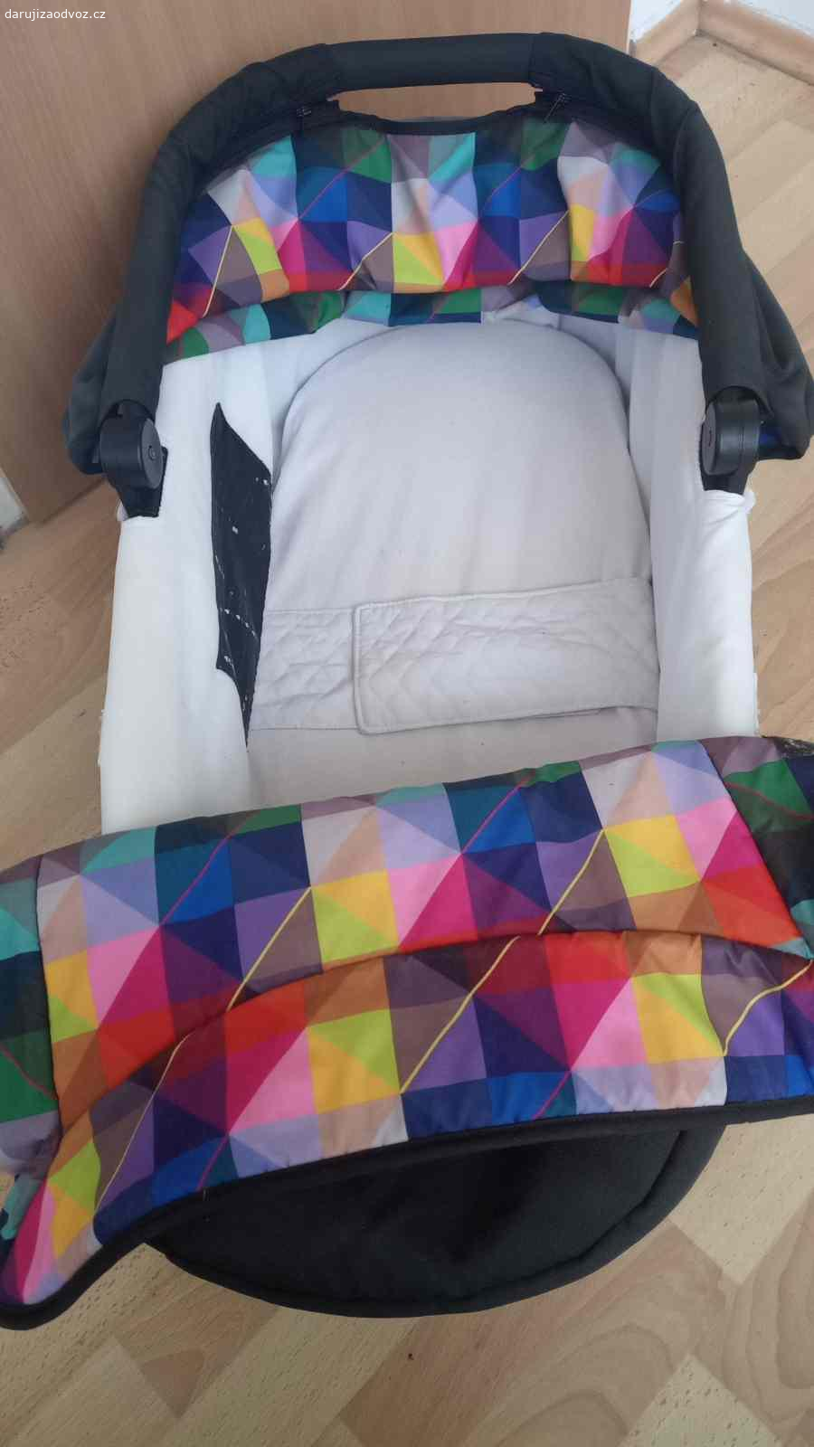 Hluboká korba Britax Römer Hidden treasure. Včetně na míru šitého prostěradla na matraci do korbičky Little Angel. Zevnitř je v dobrém stavu, pouze seprana písmenka na vnitřní pratelné vložce. Zvenku je korbička vyšisovaná od sluníčka spíše do tmavě šedé barvy, je na ní vidět používání ale je stále funkční, např. na balkon na spaní. Je možné ji i složit pokud je potřeba do kufru auta. Letňany