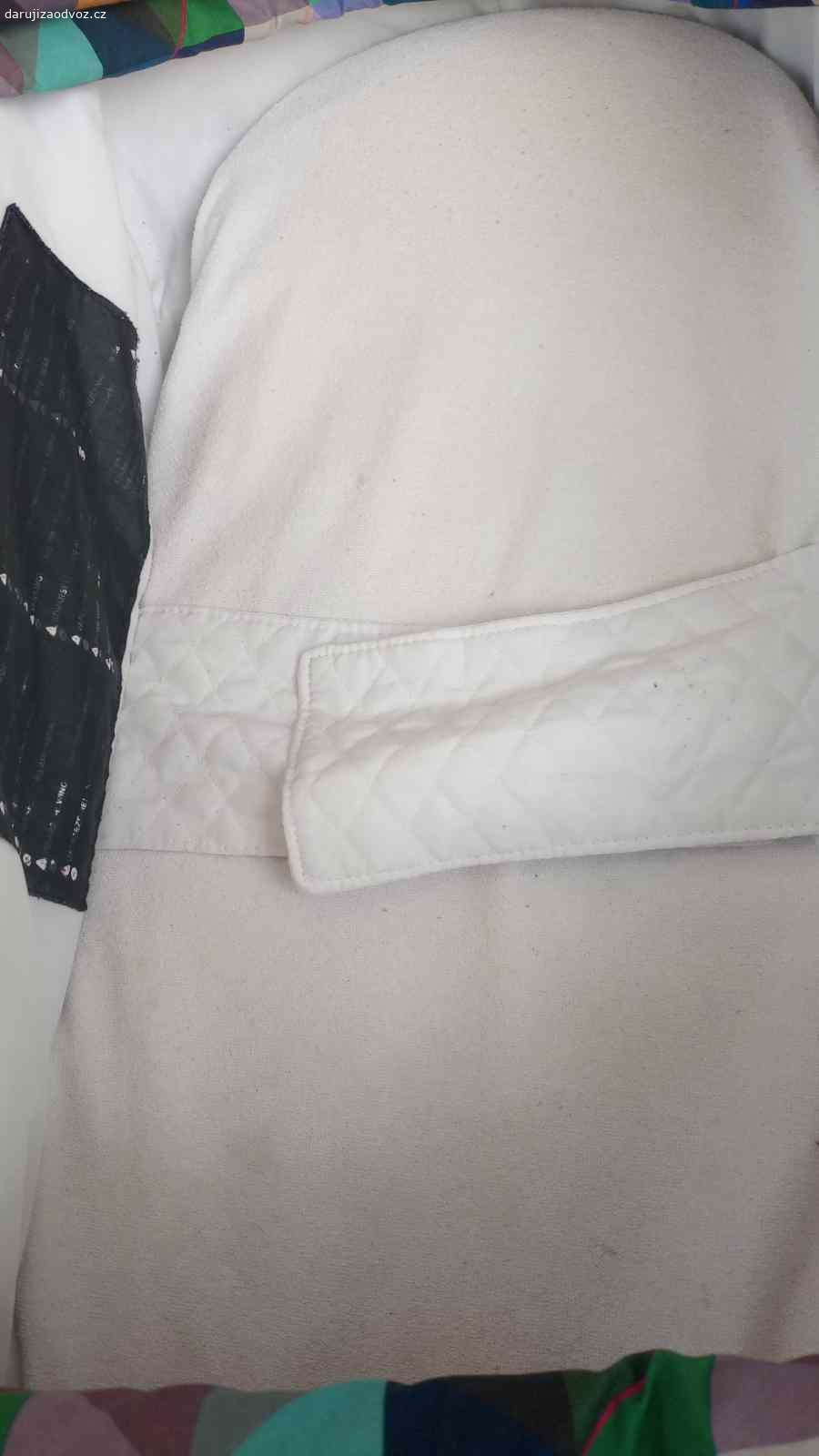 Hluboká korba Britax Römer Hidden treasure. Včetně na míru šitého prostěradla na matraci do korbičky Little Angel. Zevnitř je v dobrém stavu, pouze seprana písmenka na vnitřní pratelné vložce. Zvenku je korbička vyšisovaná od sluníčka spíše do tmavě šedé barvy, je na ní vidět používání ale je stále funkční, např. na balkon na spaní. Je možné ji i složit pokud je potřeba do kufru auta. Letňany