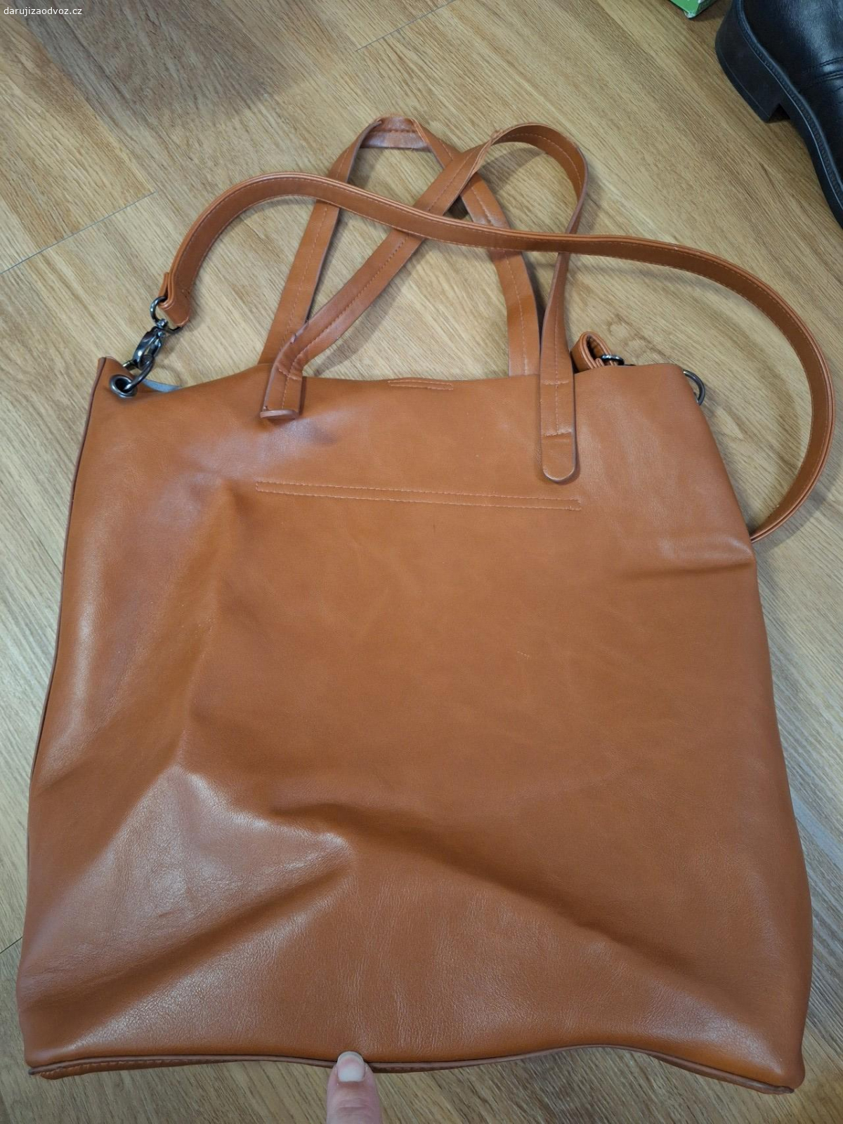 Hnědá kabelka. dámská hnědá kabelka s poškozením na uchách viz foto.  dlouhodobě skladována na chatě 
osobní předání v Dobřejovicích u Prahy po dohodě
